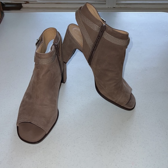 Gorgeous Nurture Suede Booties Size 8.5 - Picture 3 of 7